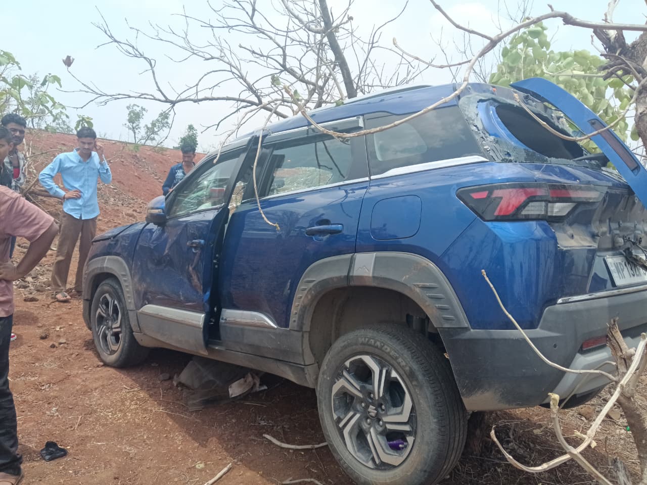 गुना के थाना आरोन क्षेत्र में कार अनियंत्रित होकर दुर्घटनाग्रस्त हो जाने से 03 घायल व्यक्तियों को, डायल-112 जवानों ने त्वरित रेस्क्यू कर पहुँचाया अस्पताल।